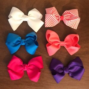 A set of 6 bows